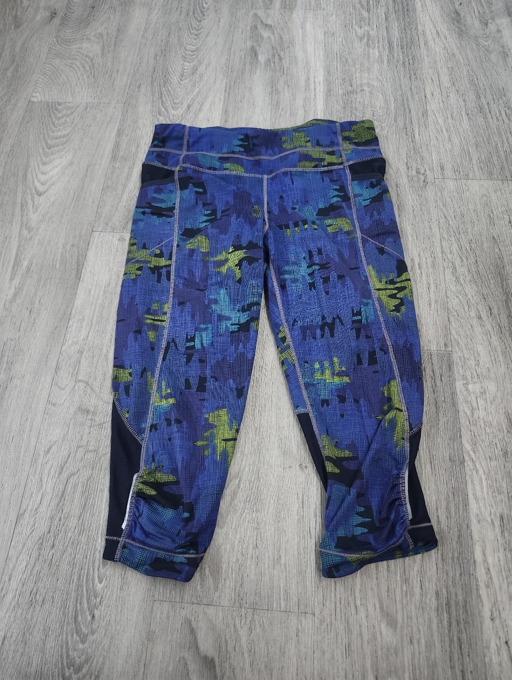 Athleta Be Free Camo Capri Leggings Women's Size Small Pull-On Pocket Cropped
